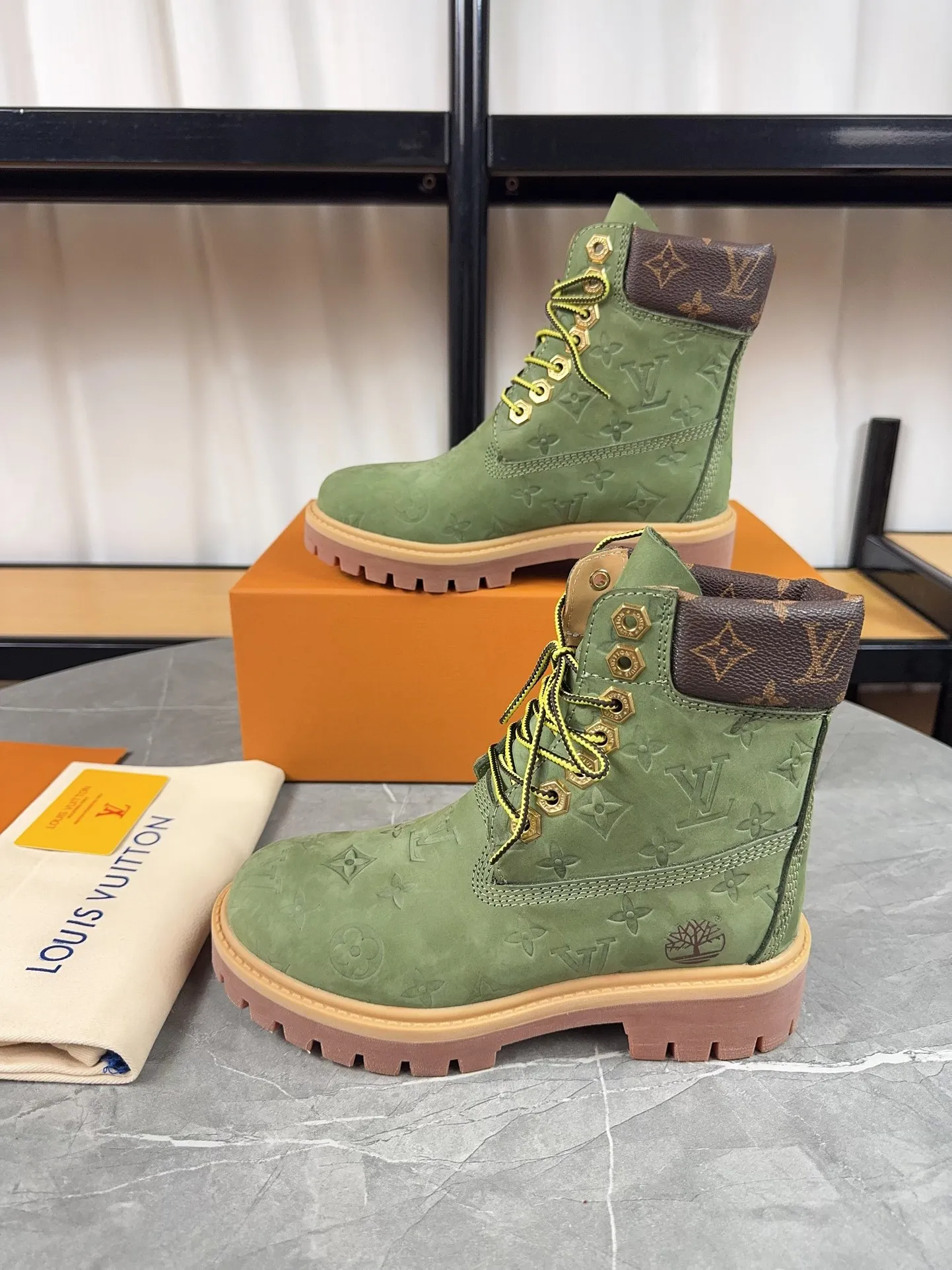Couple model 💰700 ❤️Top version: Couple model LV x Timberland Timberland joint model Presbyopia Embossed Rhubarb boots Ankle boots Short boots LV x Timberland ankle boots are made of Monogram embossed waterproof nubuck cow leather, relying on the brand's exquisite craftsmanship to carefully reshape the classic Timberland 6-inch boot shape in Italy, and make an eye-catching appearance in 2024 created by Pharrell Williams with American workwear style Autumn and winter menswear show. Monogram embossed tongue, original Timberland laces and outsole are exquisite details, and the leather label expresses the cooperation logo. Exquisite packaging at the delivery counter🛍📦 ▪️Material: Original customized imported first-layer cowhide ▪️Inner lining: Original customized leather lining/mesh lining ▪️Outsole: Original molded anti-slip rubber material ▪️Sole thickness: 3.5CM ▪️Size: Women's 35-40 Men's 39-46